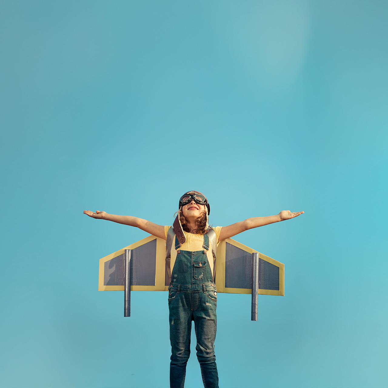 Une enseignante ou un enseignant est en train d'aider un élève dans son travail.