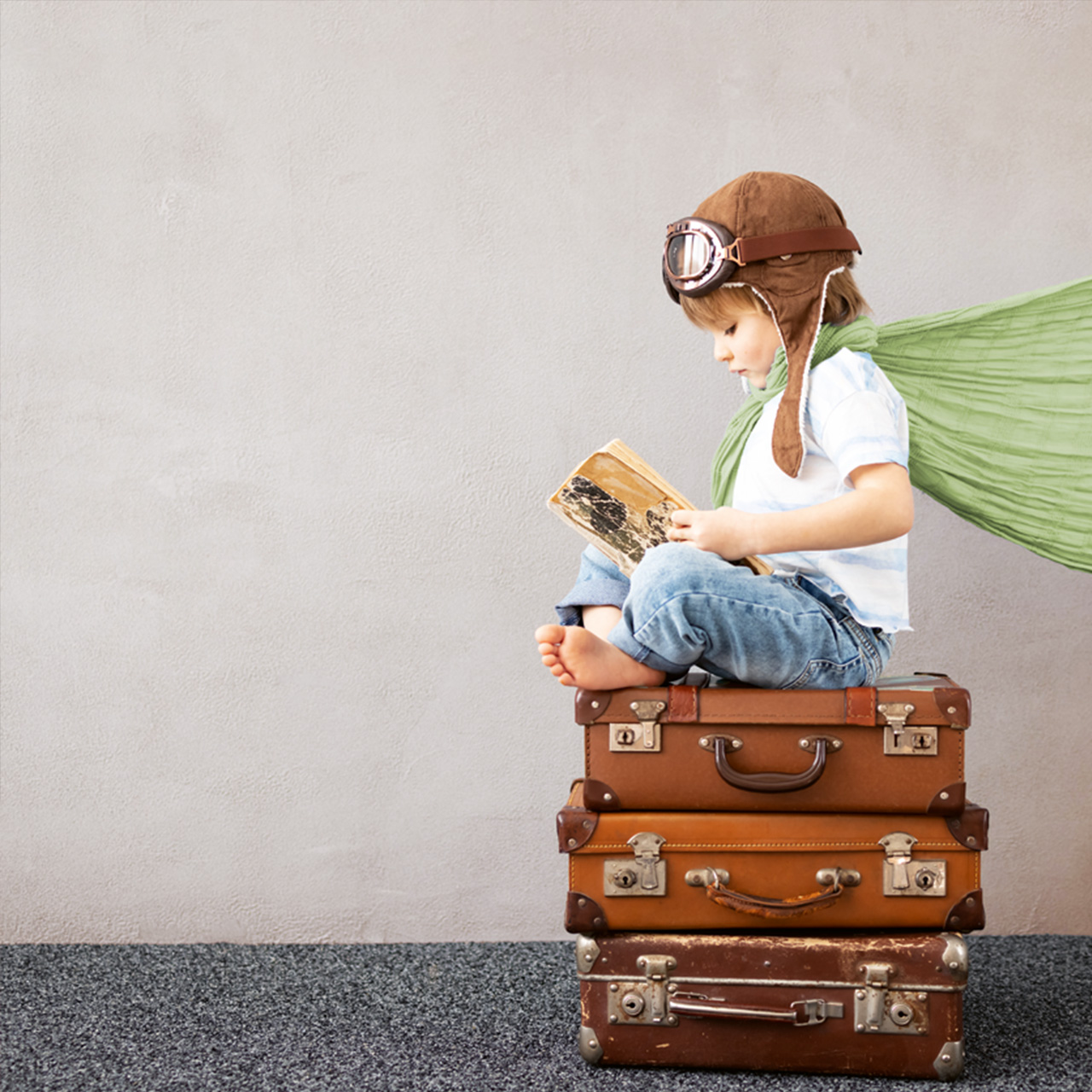 Une enfant est assise à sa table de classe en train de travailler sur son cahier.