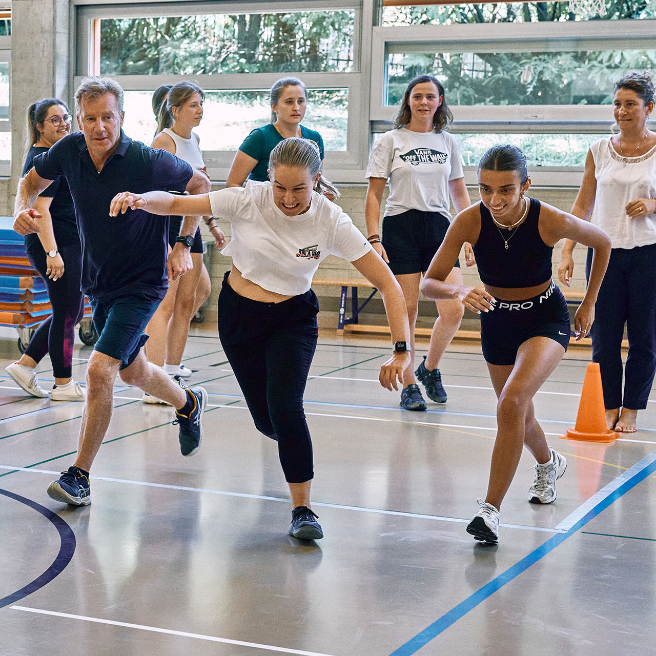 Des étudiantes et étudiants pratiquent une activité sportive en salle au sein de la HEP Vaud.