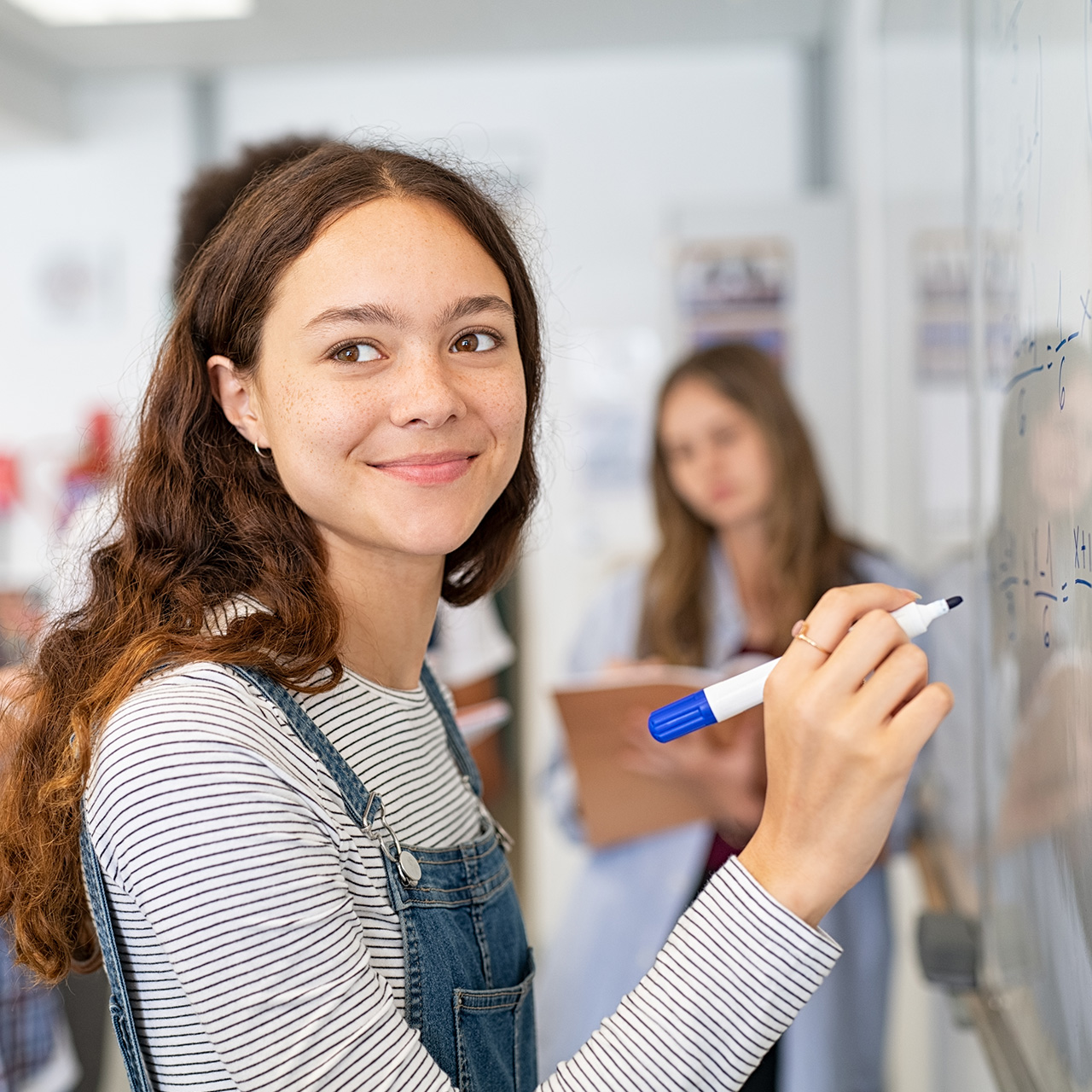 Des étudiant sont en train de travailler en groupe autour d'une table.